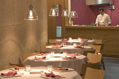 El interior del restaurante La Mifanera, en Barcelona, del joven   chef   Roger Martínez, especializado en arroces.