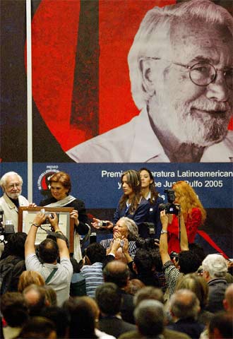 De izquierda a derecha, Tomás Segovia, Toni Morrison y Eliane Karp de Toledo, durante el acto de entrega del Premio Juan Rulfo al primero de ellos.rn GUILLERMO ARIASrnUn momento del acto de entrega del Premio Juan Rulfo a Tomás Segovia (a la izquierda).