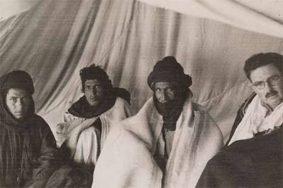 En la parte superior, Julio Caro Baroja en una  jaima  en el Sáhara en 1955.