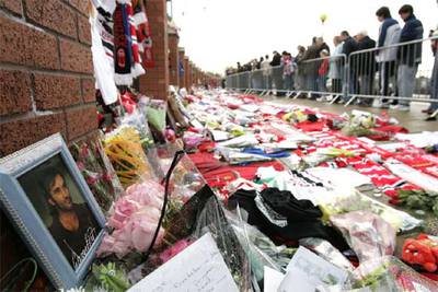 Ofrendas, lágrimas y silencio emotivo por Best, el ídolo desaparecido