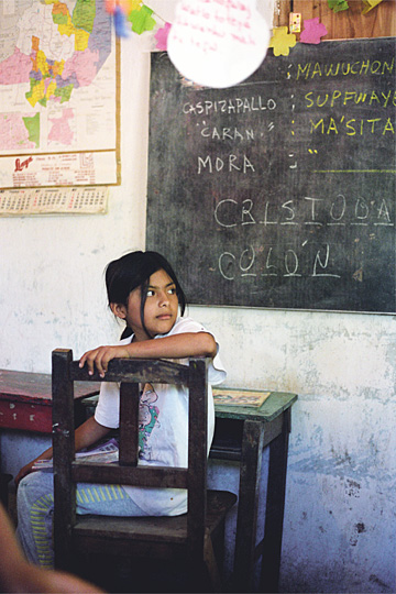 Una niña wichi, en la escuela aprendiendo castellano y quién era Cristóbal Colón.