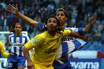 José Mari y Capdevila forcejean mientras aguardan la caída de la pelota.