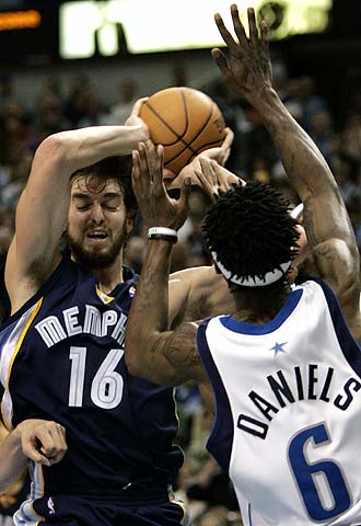 Gasol, ante Daniels, en el partido frente a Dallas.