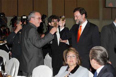 RAJOY Y BARGALLÓ BRINDAN CON CAVA