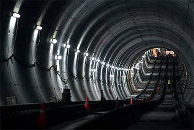 El túnel bajo la estación número 2 de la ampliación de la línea 1 de metro, en el Ensanche de Vallecas, donde están colocándose las vías.