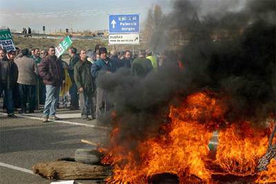 Varios agricultores cortan la autovía A-62 a la altura de la localidad palentina de Dueñas, donde incendiaron neumáticos y leños.