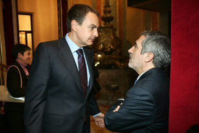Rodríguez Zapatero (izquierda) y el coordinador general de IU, Gaspa Llamazares, en el Congreso.