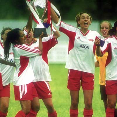 Parminder Nagra (a la izquierda) y Keira Knightley, en una imagen de  Quiero ser como Beckham , de Gurinder Chadha.