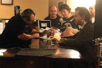 Álex de la Iglesia, a la izquierda, y Guillermo Toledo, durante el rodaje de  Crimen ferpecto. 