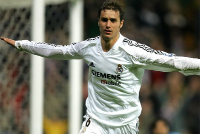 Helguera celebra un gol.