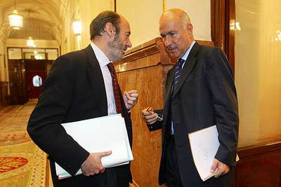 El portavoz del PSOE, Alfredo Pérez Rubalcaba, y el de CiU, Josep Antoni Duran, en el Congreso.