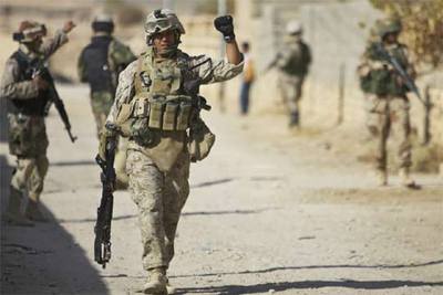  Marines  estadounidenses patrullan en la ciudad de Saadah, cerca de la frontera siria.