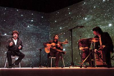 La escenografía creada por Sicilia arropó al cantaor Enrique Morente el pasado miércoles en Las Palmas de Gran Canaria, donde actuó acompañado por El Niño Josele a la guitarra y José Ruiz a la percusión.