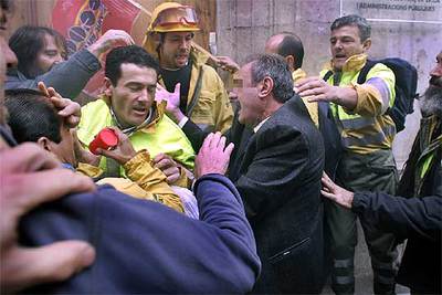 Tensión entre brigadistas forestales y policía en una protesta