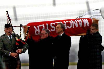 El féretro con los restos de Best, a su llegada a Belfast.