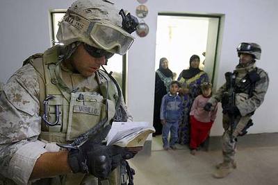 Un  marine  busca la traducción al árabe de la palabra 