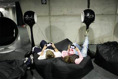 Dos chicos juegan en red con una videoconsola portátil en el espacio de juegos del Palacio de Deportes en el evento de ocio digital   e-life 2005.  