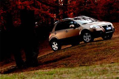 El sedici es un todoterreno de imagen moderna y simpática. La carrocería destaca por sus trazos suaves y es una creación del diseñador italiano Giugiaro.