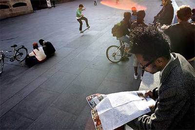 Los alrededores del MACBA, en la plaza de los Ángeles. Hasta el 15 de enero se puede ver en el museo una retrospectiva de la obra de la fotógrafa Jo Spence.