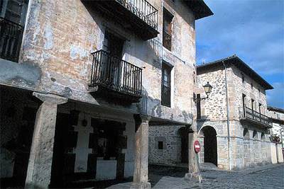 Casas con soportales en el casco antiguo  de Artziniega, en Álava.