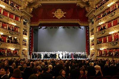 Un aspecto de La Scala de Milán al final de una representación de  Europa Riconosciuta,  de Antonio Salieri, dirigida por Riccardo Muti, en 2004.
