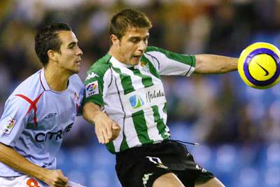 Joaquín trata de controlar el balón ante el acoso de Ángel.
