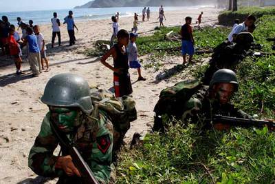Infantes de Marina venezolanos participan en un simulacro de invasión en la localidad de San Juan de las Galdonas.