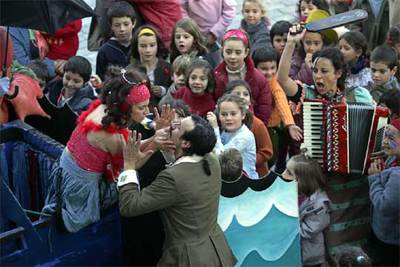 Los actores de Ten Pinpilinpauxa, ayer, rodeados de público infantil durante la representación de  Zakarrontzietako abentura  en la plaza del Arriaga.
