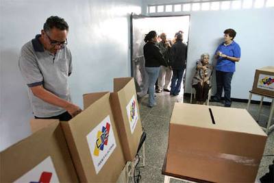 Un venezolano emite su voto ayer en un colegio electoral de Caracas.