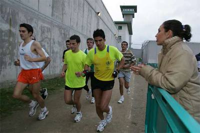 Rafael, que corrió con guantes, recibe los ánimos de su esposa, Ana, durante la carrera.