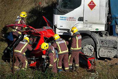 Dos muertos al caer un camión sobre un turismo en El Vendrell