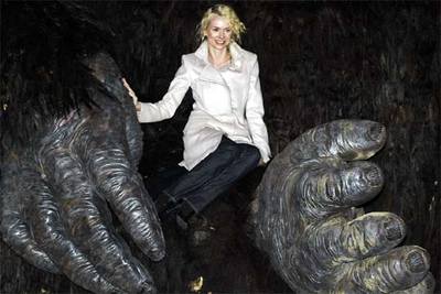 La actriz Naomi Watts, entre las manos de la réplica de King Kong, en Times Square, Nueva York.