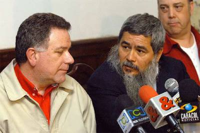El comisionado por la paz, Luis Carlos Restrepo (izquierda), y Francisco Galán (ELN), ayer en Medellín.