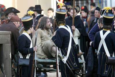 Javier Bardem, en el centro, en un descanso del rodaje de  Los fantasmas de Goya,  en Boadilla del Monte, Madrid.