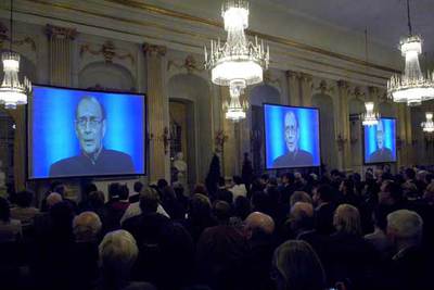 El discurso de aceptación del Premio Nobel de Literatura de Harold Pinter fue seguido en vídeo en la Academia Sueca.