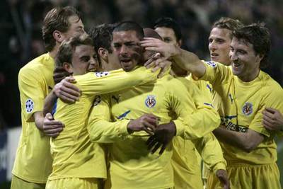 Los jugadores del Villarreal se abrazan tras el gol.