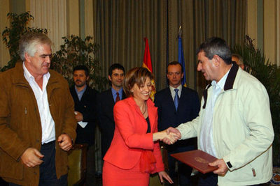 La ministra de Agricultura, Elena Espinosa, celebra la firma del acuerdo con los representantes de UPA y COAG.