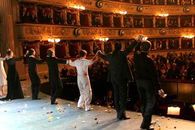 Los intérpretes de  Idomeneo  reciben el aplauso del público tras la representación con la que se inauguró la temporada del teatro de la Scala.