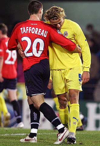 Forlán, a la derecha, abraza a Tafforeau, del Lille.