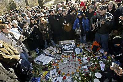 Los seguidores de Lennon recordaban ayer al músico en Central Park.