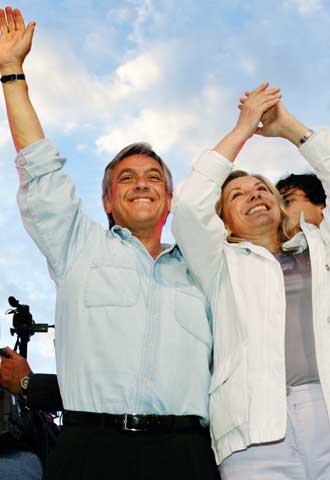 El candidato Sebastián Piñera y su esposa, en un acto electoral.