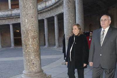 La presidenta del patronato de la Alhambra, Mar Villafranca, y Mijaíl Gorvachov, en el Palacio de Carlos V.