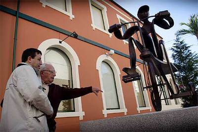 Dénia inaugura un monumento a la industria del juguete