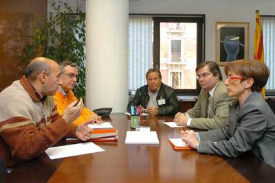 Mar Serna (derecha) y los representantes sindicales, durante la reunión mantenida ayer.