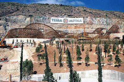 Imagen de la construcción de la montaña rusa del parque temático Terra Mítica en Benidorm.