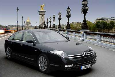 El C6 evoluciona la originalidad de las grandes berlinas de Citroën y se distingue con una línea muy aerodinámica, en la que destaca un frontal prominente.