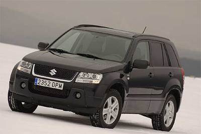 El Grand Vitara es un todoterreno de línea moderna y atractiva. Destacan los ángulos redondeados del frontal, que se integra con la parrilla en rnel parachoques y define su personalidad.