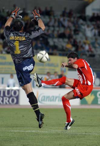 Kezman, ante el portero de Las Palmas, en un partido de Copa.