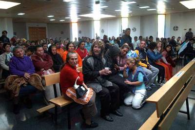 Un padre esposado en el funeral de sus hijos