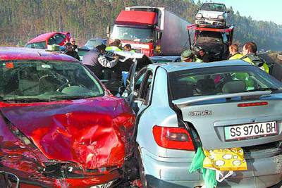 EL PUENTE DEJA CASI CIEN MUERTOS EN LA CARRETERA